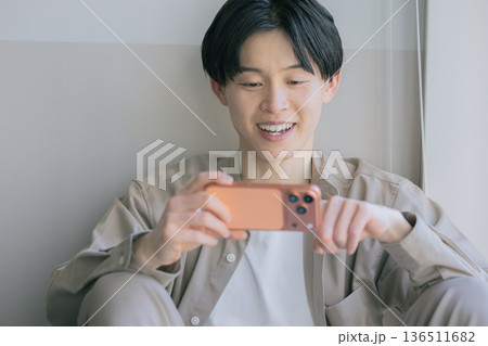 スマホを見る男性 136511682