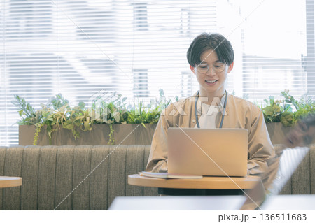 カフェで仕事をする男性 136511683