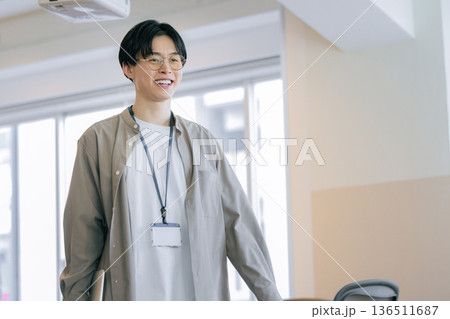 カフェ　男性　歩く 136511687