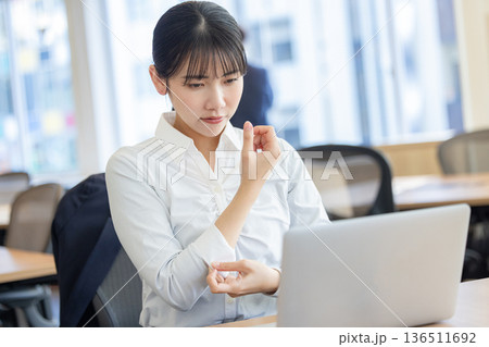 働く女性 働く女性 136511692