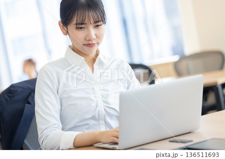 働く女性 働く女性 136511693