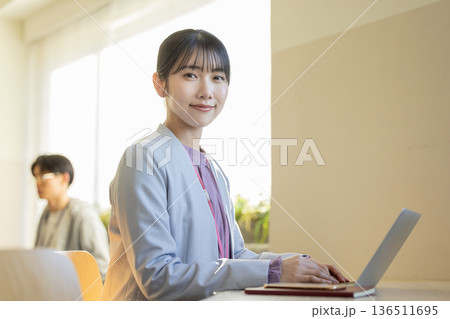 パソコンに向かうビジネスウーマン 136511695