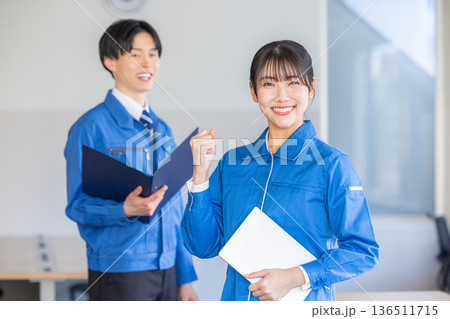 作業着を着た女性 136511715