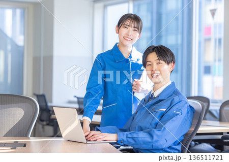 作業着を着たエンジニア 136511721