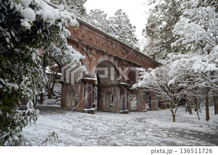 雪の南禅寺 水路閣 京都市左京区 雪の南禅寺 水路閣 京都市左京区 136511726
