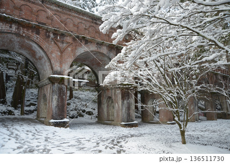 雪の南禅寺　水路閣　京都市左京区 136511730