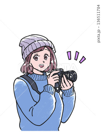 カメラを持つ笑顔の女性のイラスト 136511784