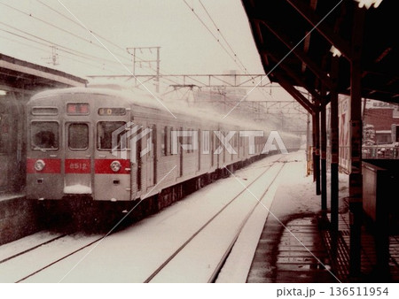 首都圏豪雪の中、長津田工場へ回送中の8500系 目蒲線田園調布駅 首都圏豪雪の中、長津田工場へ回送中の8500系 目蒲線田園調布駅 136511954