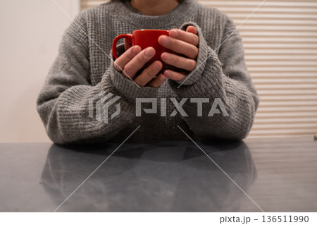 マグカップを持つ女性 マグカップを持つ女性 136511990