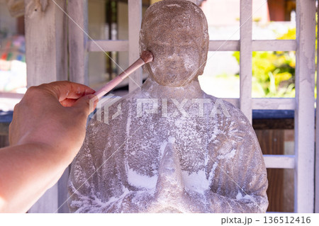 清巌寺 おしろい地蔵におしろいを塗る 清巌寺 おしろい地蔵におしろいを塗る 136512416