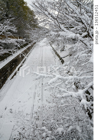 雪のインクライン　京都市左京区 136512451