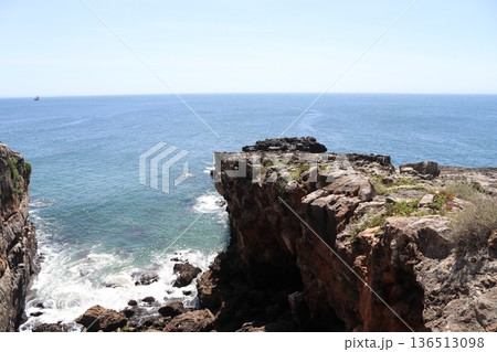Steep limestone cliff overlooking the Atlantic Ocean in Cascais. 136513098