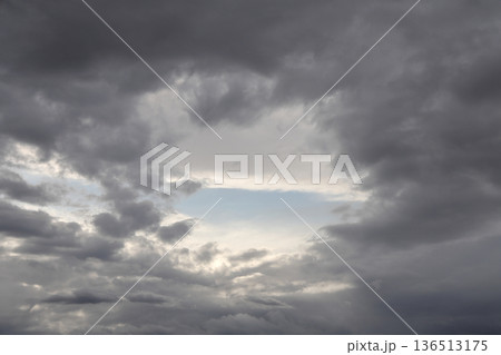 曇り空 曇り空 136513175