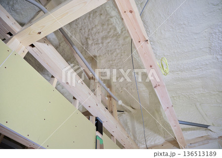 住宅イメージ 建築中の木造平屋の吹き付け断熱 住宅イメージ 建築中の木造平屋の吹き付け断熱 136513189