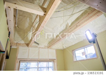 住宅イメージ 建築中の木造平屋の吹き付け断熱 住宅イメージ 建築中の木造平屋の吹き付け断熱 136513191