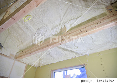住宅イメージ　建築中の木造平屋の吹き付け断熱 136513192