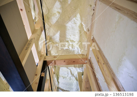 住宅イメージ 建築中の木造平屋の吹き付け断熱 住宅イメージ 建築中の木造平屋の吹き付け断熱 136513198