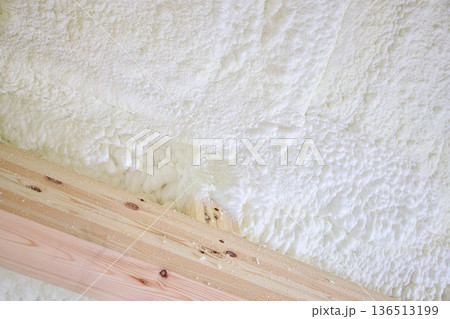 住宅イメージ　建築中の木造平屋の吹き付け断熱 136513199