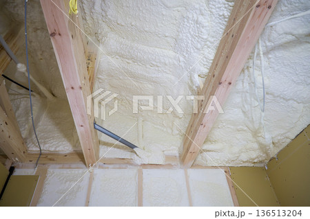住宅イメージ　建築中の木造平屋の吹き付け断熱 136513204