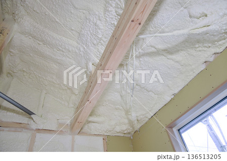 住宅イメージ　建築中の木造平屋の吹き付け断熱 136513205