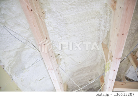 住宅イメージ 建築中の木造平屋の吹き付け断熱 住宅イメージ 建築中の木造平屋の吹き付け断熱 136513207