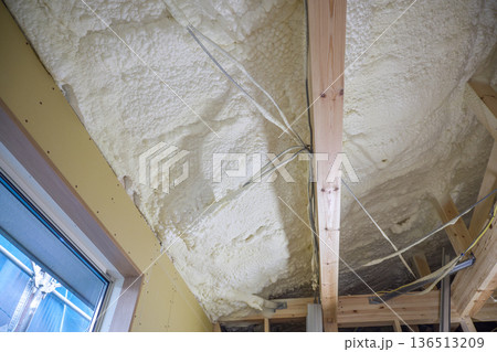 住宅イメージ 建築中の木造平屋の吹き付け断熱 住宅イメージ 建築中の木造平屋の吹き付け断熱 136513209