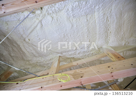 住宅イメージ　建築中の木造平屋の吹き付け断熱 136513210