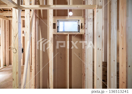 住宅イメージ 建築中の木造平屋の骨組み 住宅イメージ 建築中の木造平屋の骨組み 136513241