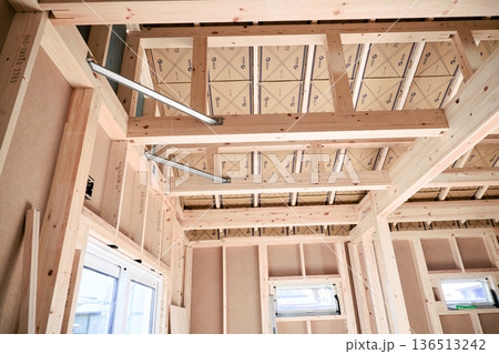 住宅イメージ 建築中の木造平屋の骨組み 住宅イメージ 建築中の木造平屋の骨組み 136513242