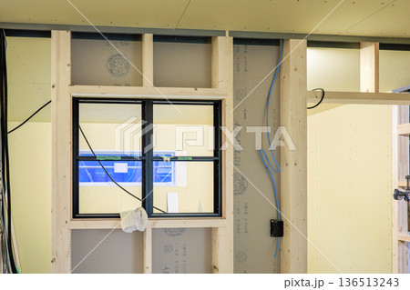 住宅イメージ 建築中の木造平屋の室内用装飾窓 住宅イメージ 建築中の木造平屋の室内用装飾窓 136513243