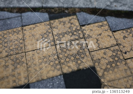 歩道に設置された点字ブロックのクローズアップ 136513249