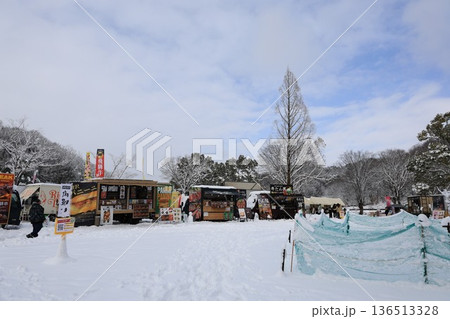 雪景色のぎふワールドローズガーデンで開催された冬のフードフェスとキッチンカー 雪景色のぎふワールドローズガーデンで開催された冬のフードフェスとキッチンカー 136513328