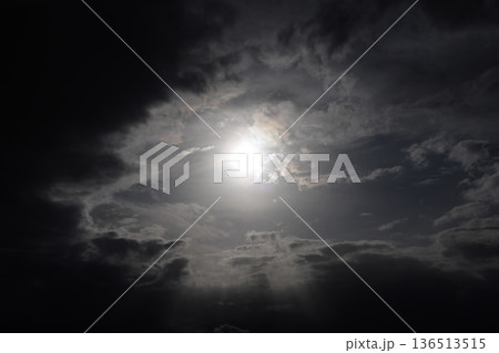 厚い雲に覆われた空 厚い雲に覆われた空 136513515