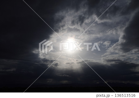 厚い雲に覆われた空 厚い雲に覆われた空 136513516