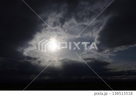 厚い雲に覆われた空 136513518