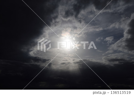 厚い雲に覆われた空 136513519