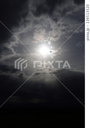 厚い雲に覆われた空 厚い雲に覆われた空 136513520