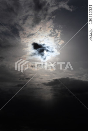 厚い雲に覆われた空 136513521