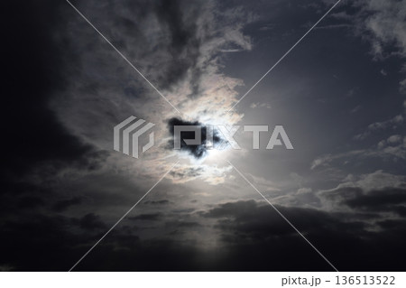 厚い雲に覆われた空 厚い雲に覆われた空 136513522