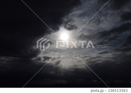 厚い雲に覆われた空 厚い雲に覆われた空 136513563