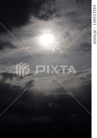 厚い雲に覆われた空 厚い雲に覆われた空 136513564