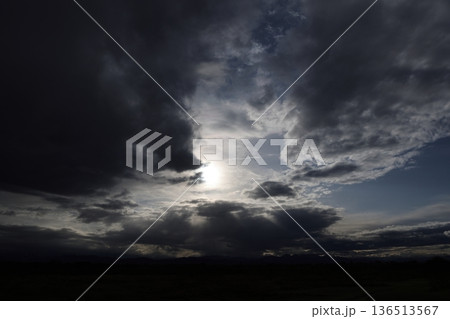 厚い雲に覆われた空 厚い雲に覆われた空 136513567