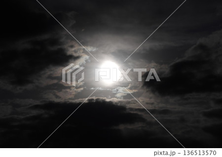 厚い雲に覆われた空 136513570