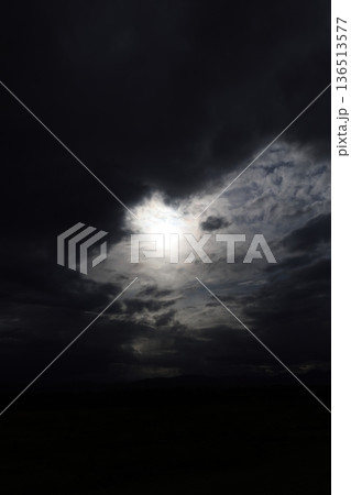 厚い雲に覆われた空 厚い雲に覆われた空 136513577