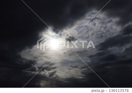 厚い雲に覆われた空 136513578