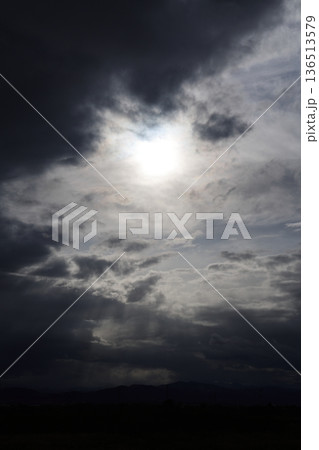 厚い雲に覆われた空 136513579