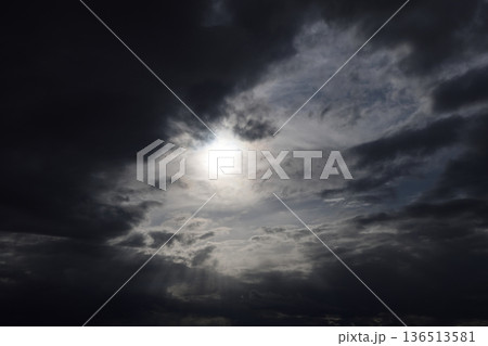 厚い雲に覆われた空 136513581