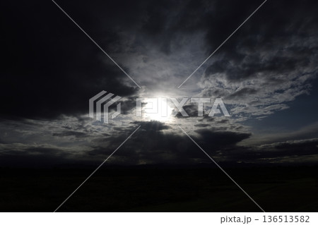 厚い雲に覆われた空 136513582
