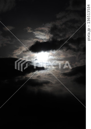 厚い雲に覆われた空 136513584