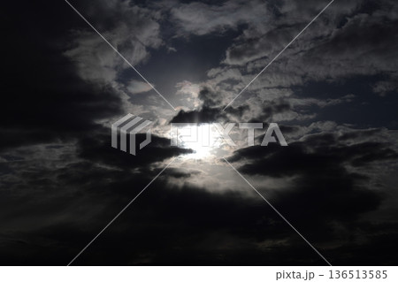 厚い雲に覆われた空 厚い雲に覆われた空 136513585